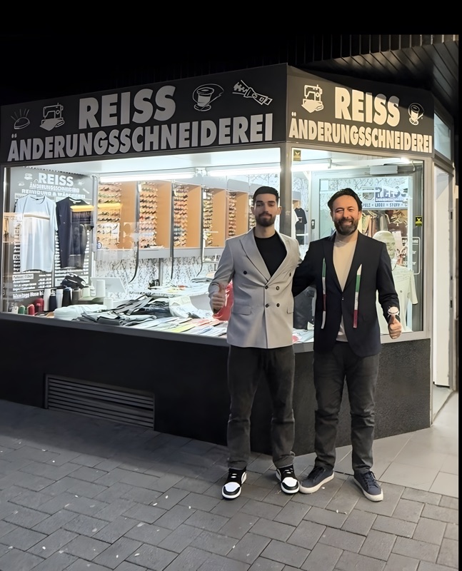 Das Team der Reiss Änderungsschneiderei vor dem beleuchteten Laden in der Neusser Straße